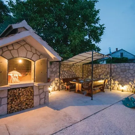Four Bedroom Holiday In Zmijavci