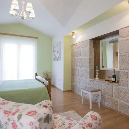 Four Bedroom Holiday In Zmijavci