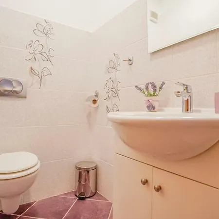 Prázdninový dům Four Bedroom Holiday In Zmijavci