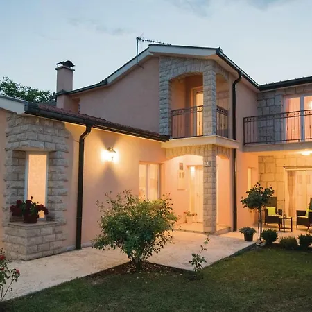 Prázdninový dům Four Bedroom Holiday In Zmijavci