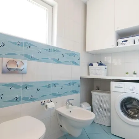 Prázdninový dům Four Bedroom Holiday In Zmijavci