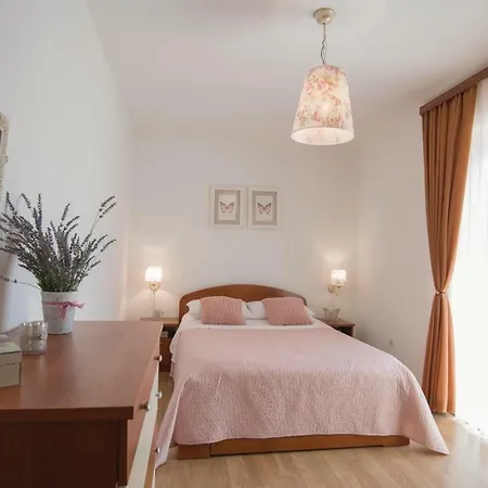 Four Bedroom Holiday In Prázdninový dům