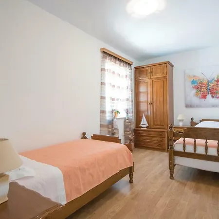 Four Bedroom Holiday In * Zmijavci