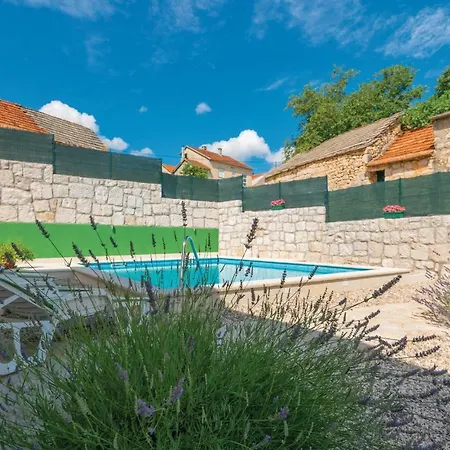 Prázdninový dům Four Bedroom Holiday In Zmijavci