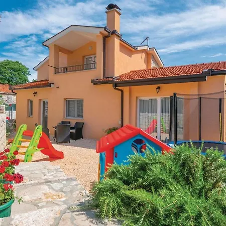 Four Bedroom Holiday In Prázdninový dům Zmijavci