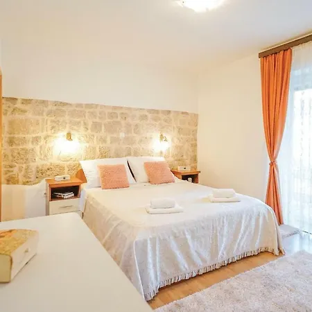 Four Bedroom Holiday In Zmijavci