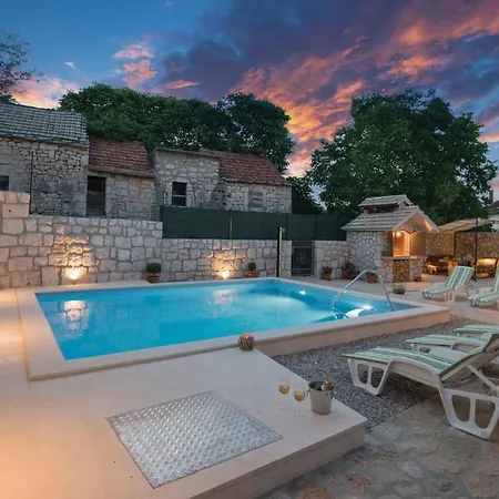 Four Bedroom Holiday In Zmijavci