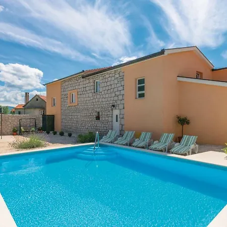 Four Bedroom Holiday In Zmijavci