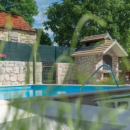 Prázdninový dům Four Bedroom Holiday In Zmijavci