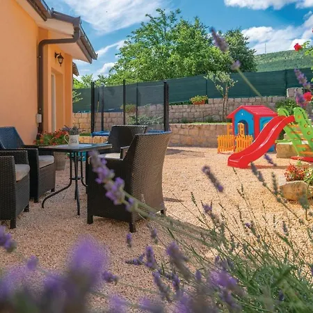 Four Bedroom Holiday In Prázdninový dům *