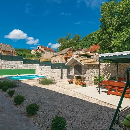 Prázdninový dům Four Bedroom Holiday In Zmijavci